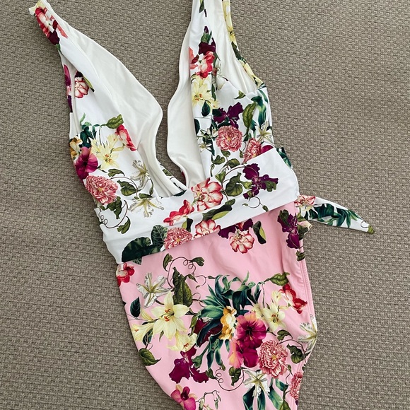 Women’s Medium PQ floral one piece swimsuit - Picture 3 of 4